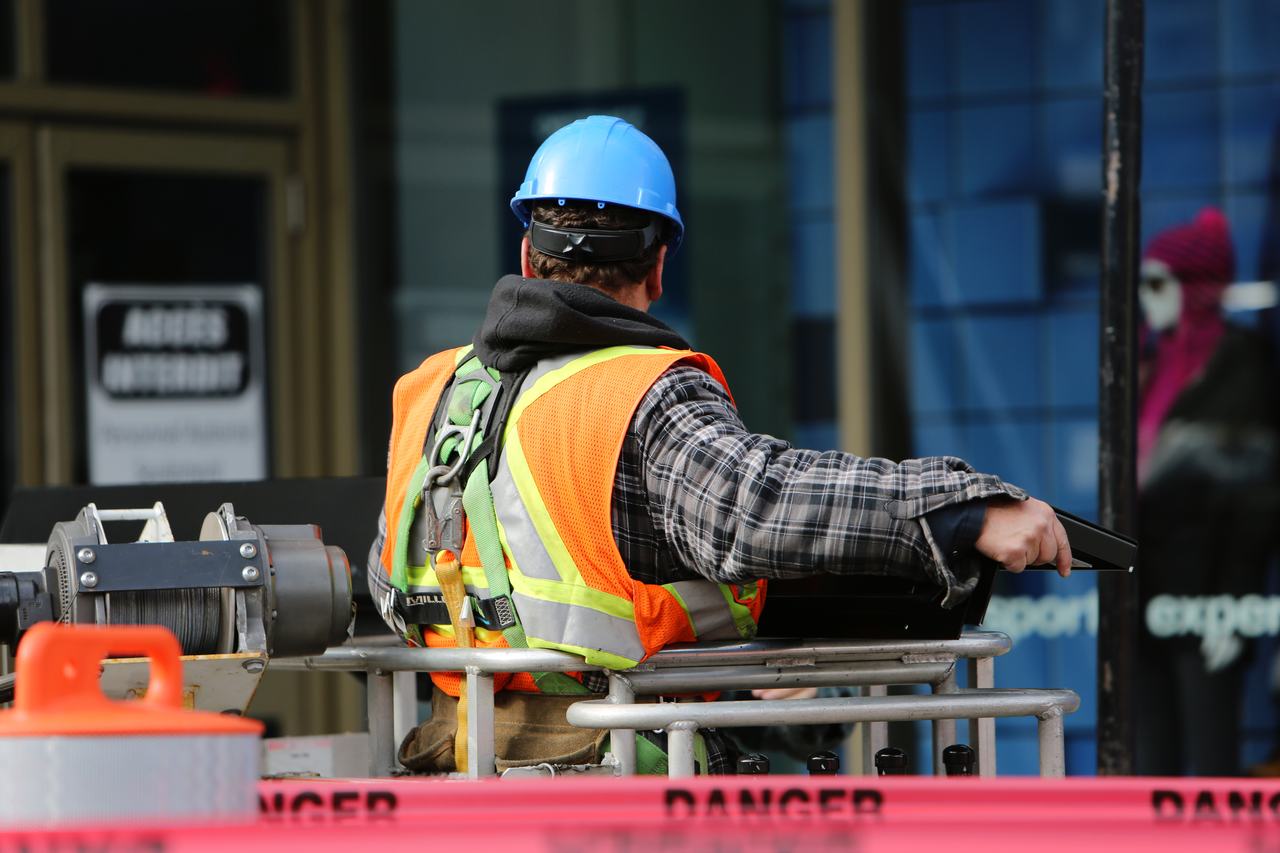 Baustellenkoordinator mit Schutzausr&uuml;stung auf der Baustelle