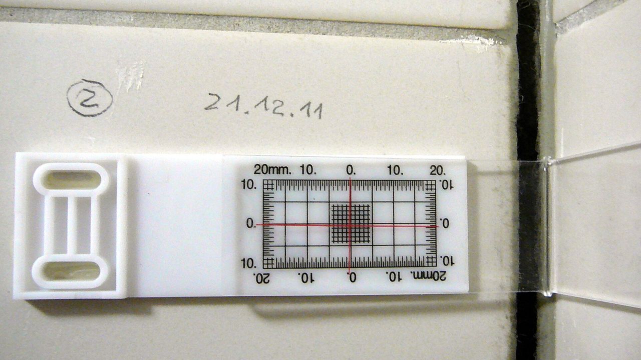 Rissmonitor mit Millimeter-Skala: dokumentiert die Entwicklung eines Risses auf den Zehntelmillimeter