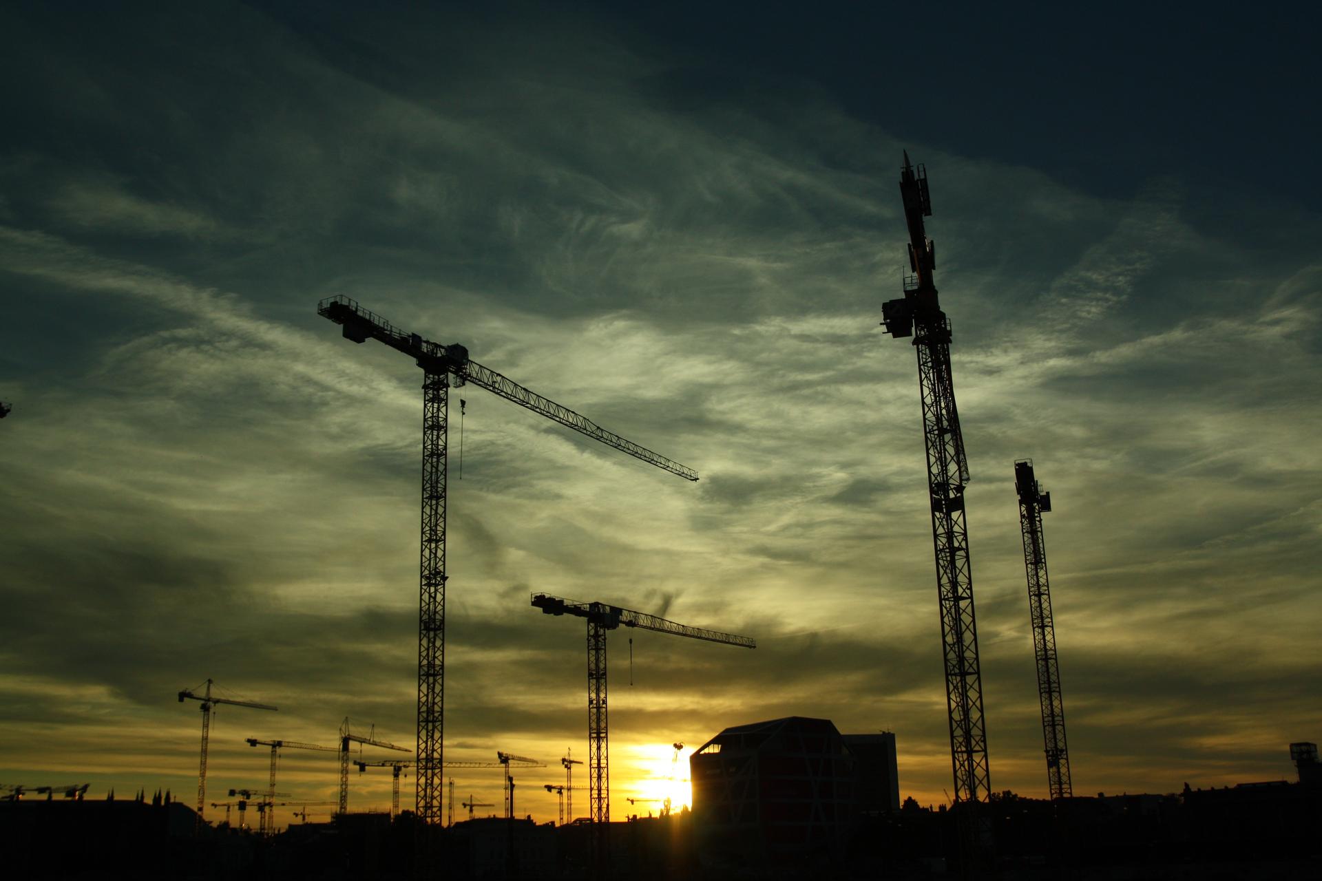 Baukr&auml;ne auf einer Gro&szlig;baustelle